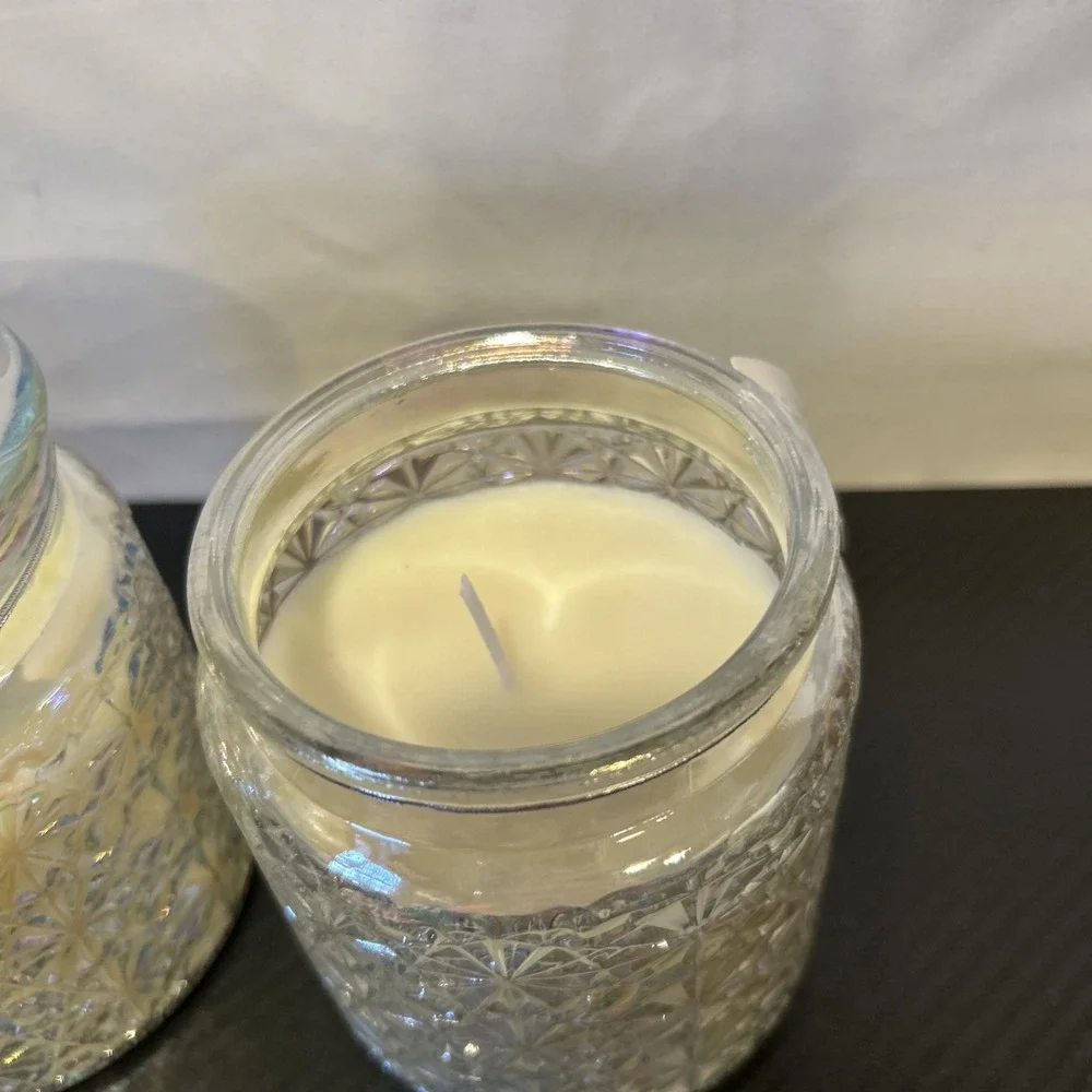 Snowflake Holiday Style Fresh Falling Snow & Red Berry Balsam‎  Candle 12oz